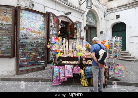 MONTE SANT ANGELO, ITALIEN - Juni 6, 2017: die Menschen kaufen Souvenirs in Monte Sant Angelo, Italien. Das Heiligtum Stadt ist Teil des UNESCO-Weltkulturerbe: Stockfoto