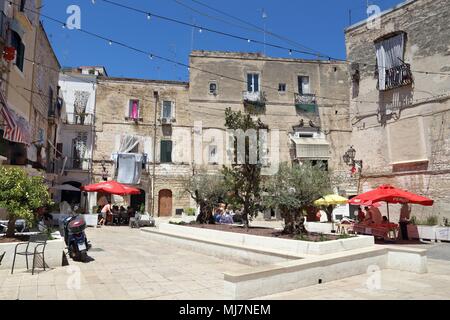 BARI, ITALIEN - 28 Mai, 2017: die Menschen besuchen die Altstadt in Bari, Italien. Bari ist die Hauptstadt der Region Apulien. Es hat 326,799 Einwohner. Stockfoto