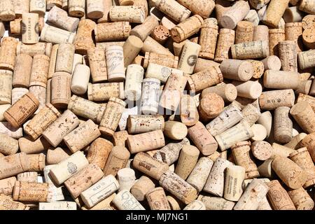 GALLIPOLI, Italien, 31. MAI 2017: Wein Flaschenkorken Sammlung in Gallipoli. Italien war der größte Weinproduzent weltweit in 2014 mit 4,796,600 Tonne Stockfoto