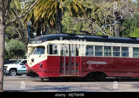 SAN FRANCISCO, USA - April 9, 2014: die Menschen fahren F Markt & Werften heritage Straßenbahn in San Francisco, USA. Die täglichen Fahrgastzahlen von 23.208. Stockfoto