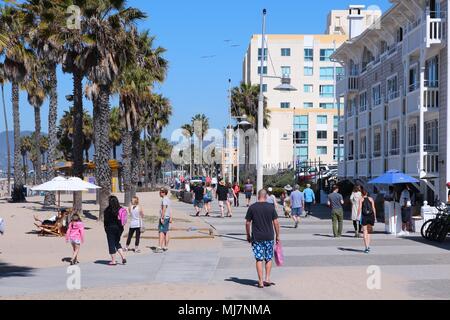 SANTA MONICA, VEREINIGTE STAATEN - 6. APRIL 2014: die Menschen besuchen in Santa Monica, Kalifornien. Ab 2012 mehr als 7 Millionen Besucher von außerhalb von LA County Stockfoto