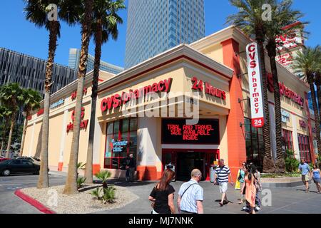 LAS VEGAS, USA - 14. APRIL 2014: Leute gehen von CVS Apotheke an der berühmten Strip von Las Vegas. CVS ist das 2. grösste Apothekenkette in den USA mit 7. Stockfoto