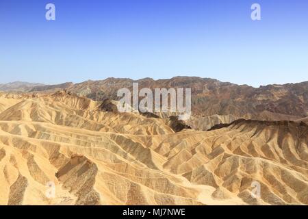 Mojave Wüste in Kalifornien, USA. Malerischer Blick auf Zabriskie Point im Death Valley National Park (Inyo County). Erosional Landschaft von sedimen Stockfoto