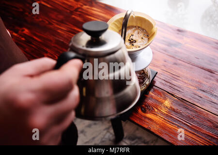 Vorbereitung gießen über Kaffee. Stockfoto