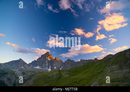 Felsigen Gipfeln, Graten und Tälern, die Alpen bei Sonnenuntergang. Extremes Gelände Landschaft in großer Höhe, landschaftlich reizvollen Reiseziel in Italien. Stockfoto