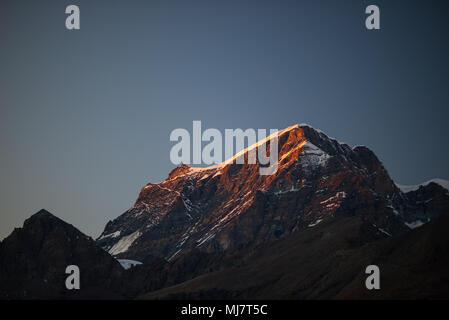 Felsigen Gipfeln, Graten und Tälern, die Alpen bei Sonnenuntergang. Extremes Gelände Landschaft in großer Höhe, landschaftlich reizvollen Reiseziel in Italien. Stockfoto