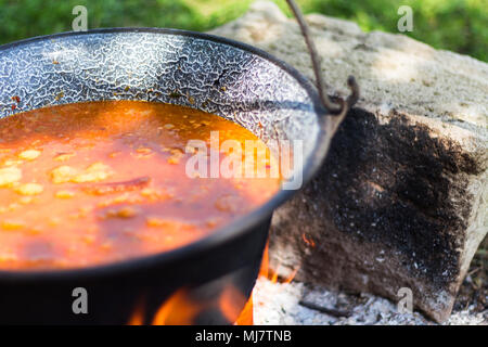 Gulyas Eintopf Kochen in einem Kessel Stockfoto