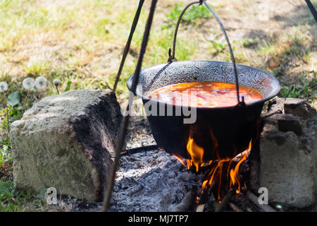 Gulyas Eintopf Kochen in einem Kessel Stockfoto