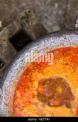 Gulyas Eintopf Kochen in einem Kessel Stockfoto