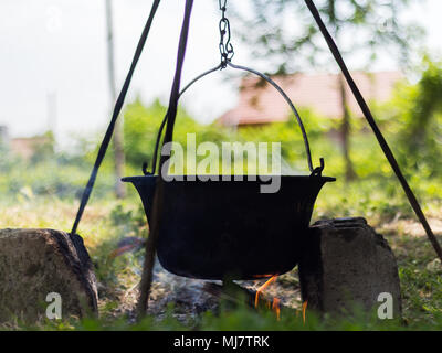 Gulyas Eintopf Kochen in einem Kessel Stockfoto
