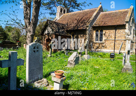 Grabstein von Ursula Bloom, Schriftsteller, 1892-1984, und ihre Mutter Maria, St. Maria, der Jungfrau, Kirche, Connaught Avenue, Frinton-on-Sea, Essex, England Stockfoto