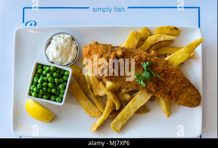 Ein Teller Scholle und Chips mit Erbsen und Tartar Sauce, Pier One Fischrestaurant, Connaught Avenue, Frinton-on-Sea, Essex, England Stockfoto