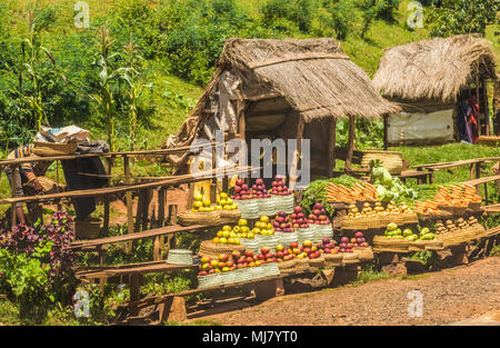 Tropischen Obst- und Gemüsestände entlang der legendären Nationale Route 7 in der Nähe von Antsirabe, Madagaskar Stockfoto