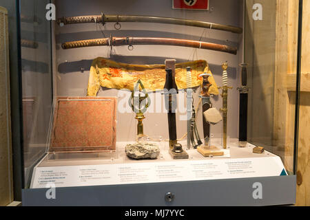 Vitrine der zweiten Weltkrieg Trophäen aus Deutschland und Japan, Göreme Museum, MOD Lyneham, Wiltshire, England, Großbritannien Stockfoto