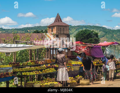 Tropischen Obst- und Gemüsestände entlang der legendären Nationale Route 7 in der Nähe von Antsirabe, Madagaskar Stockfoto