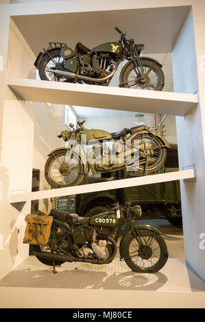 Motorräder von 1940 s, Matchless G3 an der oberen und zwei BSA M 20 Fahrräder, Göreme Museum, MOD Lyneham, Wiltshire, England, Großbritannien Stockfoto