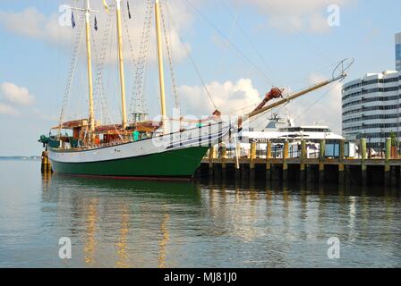 Segelschiff amerikanischen Rover, Elizabeth River, Hampton Roads, Norfolk, Virginia, USA. Stockfoto