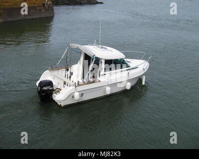 BINIC, Frankreich-04 APRIL 2016: Boot im Hafen in der Bretagne Stockfoto