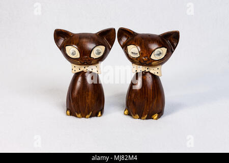 Mittelgroße Katze aus Holz Salz- und Pfefferstreuer set Stockfoto