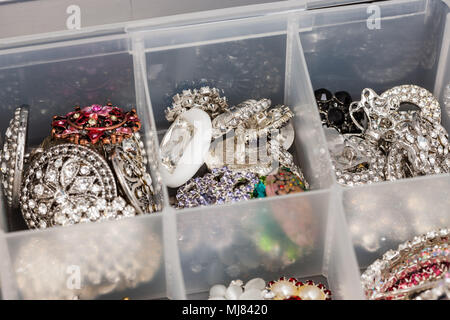 In der Nähe von Silber und glänzenden Knöpfen für Schmuck zu erstellen Stockfoto