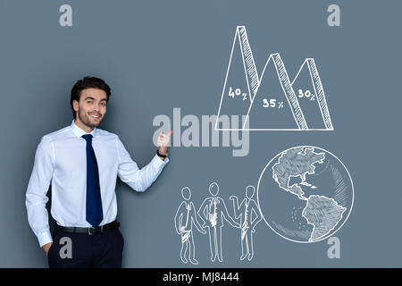 Clevere Geschäftsmann lächelnd, während im Gespräch über seinen Erfolg Stockfoto