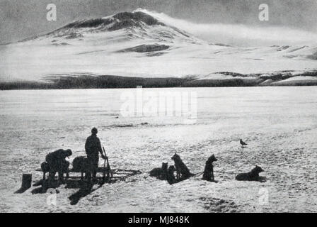 Hundeschlitten, anzeigen Mount Erebus im Hintergrund. Nach einem Foto von Ponting während Robert Falcon Scott Terra Nova Antarktis Expedition, 1910-1913. Von den britischen Polarforscher, veröffentlicht 1943. Stockfoto