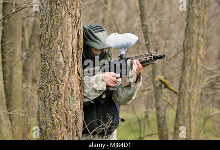 Paintball Spieler unter Angriff im Wald Stockfoto