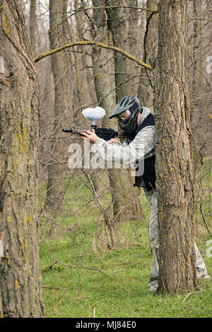 Paintball Spieler unter Angriff im Wald Stockfoto