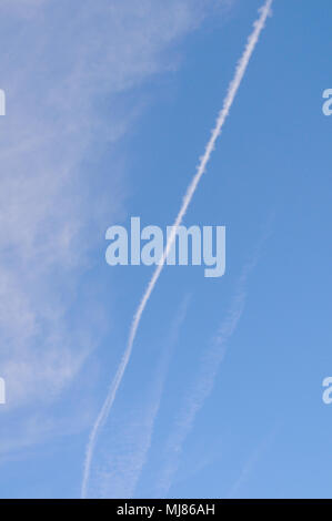 Flugzeug Wanderwege in theblue Sky vertikale Foto Stockfoto