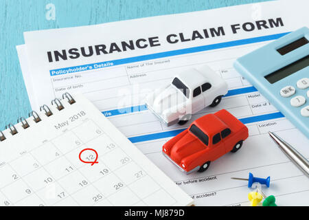 Car Insurance claim Form mit der Markierung auf dem Kalender Stockfoto