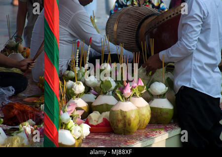 Phnom Peng camboda Jan 24 2018, Stall verkaufen Tempel Angebote auf Mekong Waterfront Stockfoto