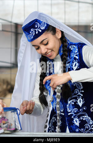 Krimtatarischen Tänzerin im nativen Kleid vorbereiten für Konzert, Verkleiden und Schminken. Das Feiern von Hidirellez. April 23,2018. Kiew, Ukraine Stockfoto