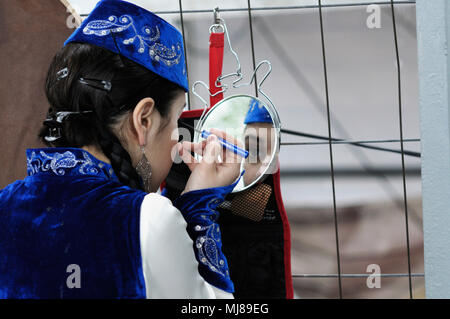 Krimtatarischen Tänzerin im nativen Kleid vorbereiten für Konzert, Verkleiden und Schminken. Das Feiern von Hidirellez. April 23,2018. Kiew, Ukraine Stockfoto