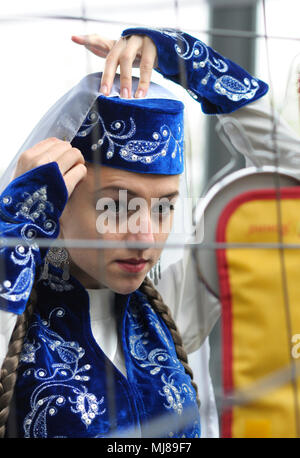 Krimtatarischen Tänzerin im nativen Kleid vorbereiten für Konzert, Verkleiden und Schminken. Das Feiern von Hidirellez. April 23,2018. Kiew, Ukraine Stockfoto