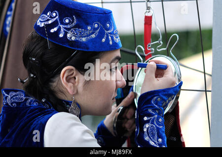 Krimtatarischen Tänzerin im nativen Kleid vorbereiten für Konzert, Verkleiden und Schminken. Das Feiern von Hidirellez. April 23,2018. Kiew, Ukraine Stockfoto