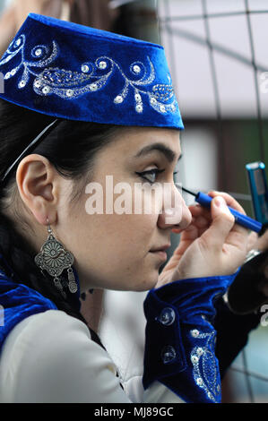 Krimtatarischen Tänzerin im nativen Kleid vorbereiten für Konzert, Verkleiden und Schminken. Das Feiern von Hidirellez. April 23,2018. Kiew, Ukraine Stockfoto