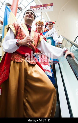 Tschaika, ukrainische Volksmusik und Tanz Ensemble aus Odessa, Ukraine, auch bei den 25. Internationalen Folkart CIOFF Folklore Festival, Folklore sub-Festival der Festivals verliehen, eine der größten Festivals in Europa. Folkart, Festival Lent, Maribor, Slowenien, 2013. Stockfoto