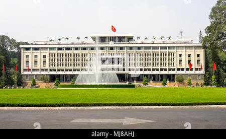 Rasen und Brunnen vor der Unabhängigkeit Palace, Ho Chi Minh City, Vietnam. Stockfoto