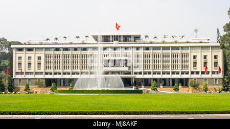 Rasen und Brunnen vor der Unabhängigkeit Palace, Ho Chi Minh City, Vietnam. Stockfoto