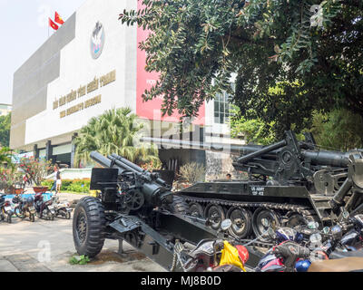 US Army M107 175 mm Selbstfahrende Kanone und gepanzerte Kanone aus dem Vietnamkrieg auf Anzeige an das War Remnants Museum, Ho Chi Minh City, Vietnam. Stockfoto