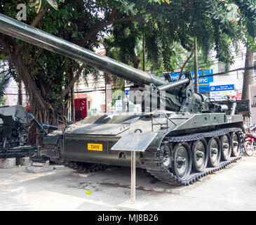 US Army M107 175 mm-Pistole aus dem Vietnam Krieg trieb auf Anzeige an der War Remnants Museum, Ho Chi Minh City, Vietnam. Stockfoto