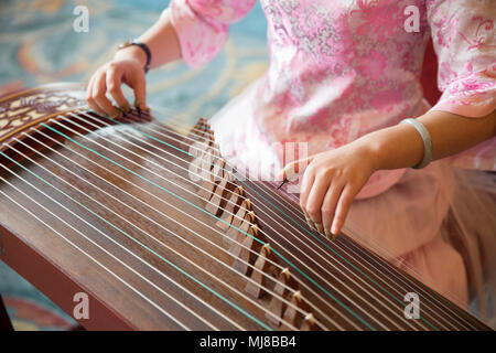 Hohen Winkel in der Nähe von Frau spielen traditionelle japanische Koto Saiteninstrument. Stockfoto