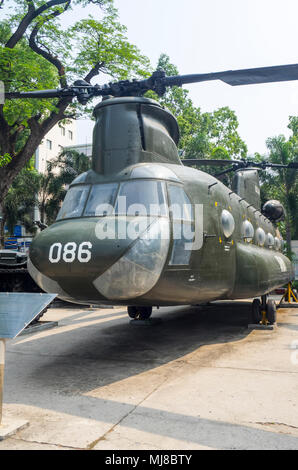 US-Armee Boeing CH-47 Chinook Hubschrauber aus dem Vietnamkrieg auf Anzeige an das War Remnants Museum, Ho Chi Minh City, Vietnam. Stockfoto