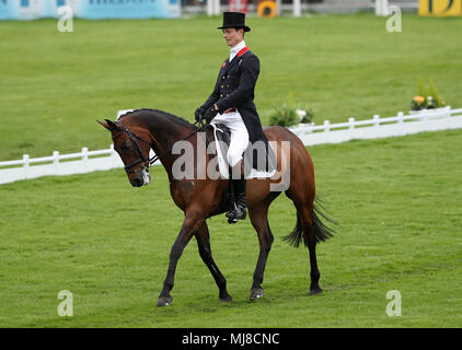 William Fox-Pitt mit Fernhill Pimms bei Tag drei der Mitsubishi Motors Badminton Horse Trials im Badminton, Gloucestershire. Stockfoto