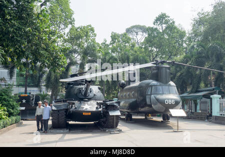 US-Armee Boeing CH-47 Chinook Hubschrauber und M48 Patton Tank aus dem Vietnamkrieg auf Anzeige an das War Remnants Museum, Ho Chi Minh City, Vietnam. Stockfoto