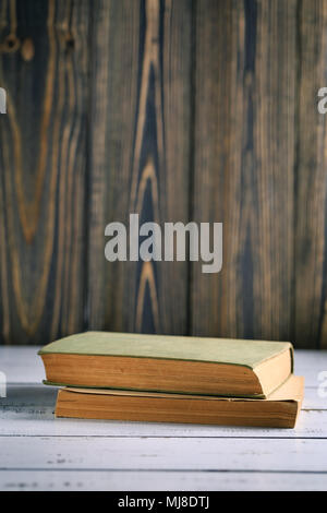 Zwei vintage Bücher liegen auf Holzbohlen. Stockfoto