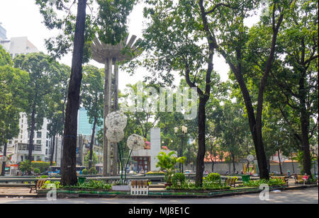 Turtle Lake und Lotus geformten Betonturm, Ho Chi Minh City, Vietnam. Stockfoto