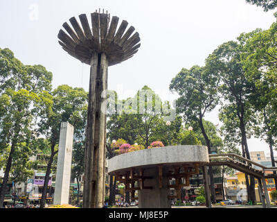 Turtle Lake und Lotus geformten Betonturm, Ho Chi Minh City, Vietnam. Stockfoto