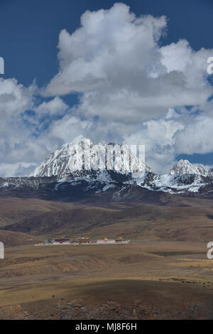 Atemberaubende Aussicht auf 5820 m Yala Snow Mountain (zhara Lhatse) oberhalb der Tagong Grasland, Sichuan, China Stockfoto