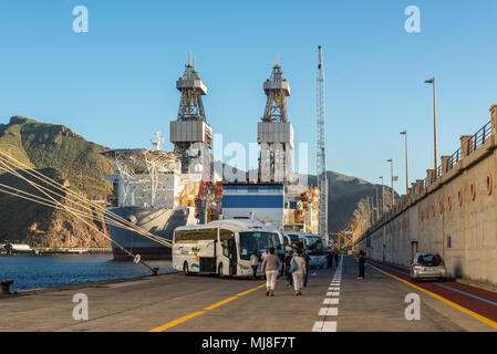 Santa Cruz de Tenerife, Kanarische Inseln, Spanien - Dezember 11, 2016: Touristische Busse warten auf Menschen in den Hafen von Santa Cruz de Tenerife, Stockfoto